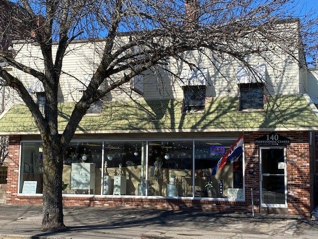 Street Retail For Lease / 140 Elm St