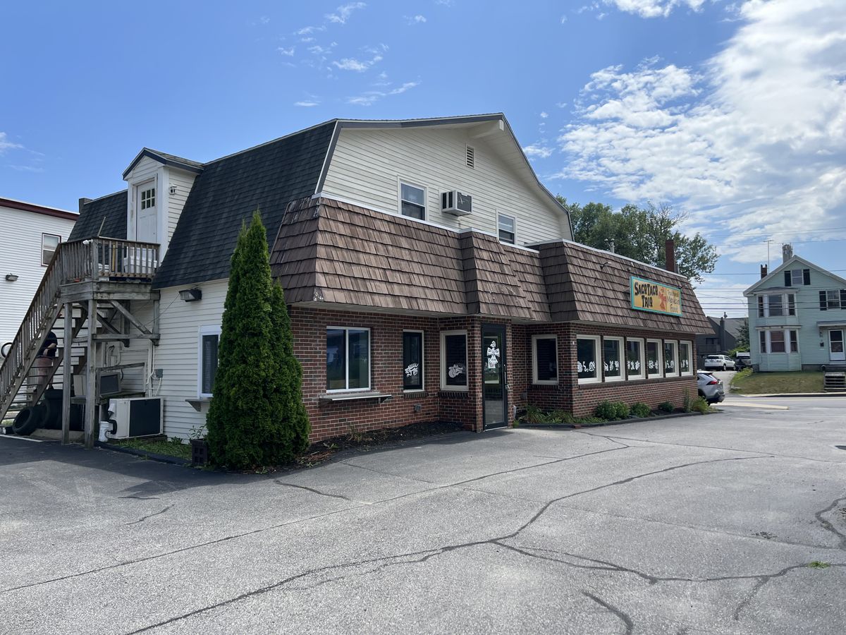 PROMINENT RESTAURANT FOR SALE OR LEASE